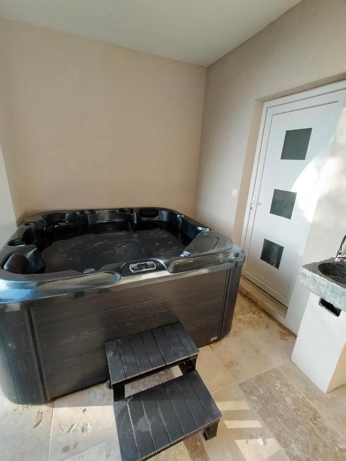 Reve De Panda Avec Sauna Et Jacuzzi Privatif Abrest Exterior photo